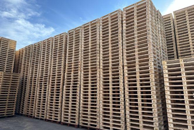 Piles de palettes de bois neuves européennes