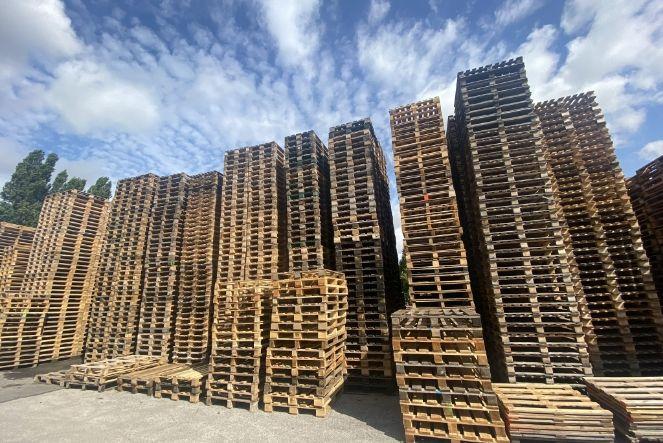 Piles de palettes reconditionnées