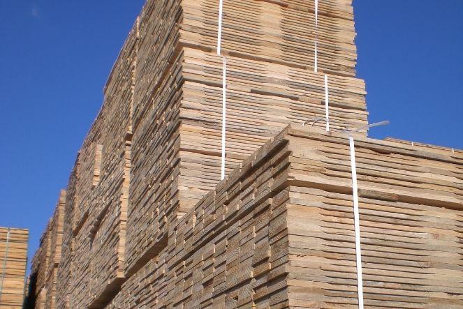 Piles de planches à palettes issues de notre scierie