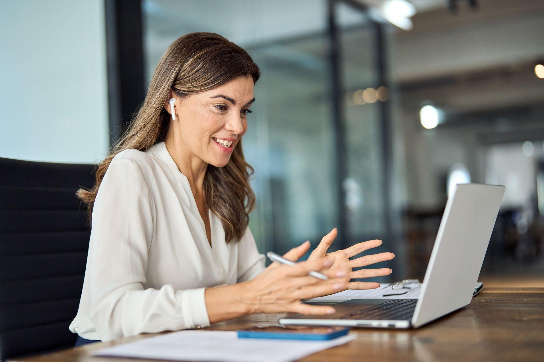 Femme en visio conférence dans son bureau